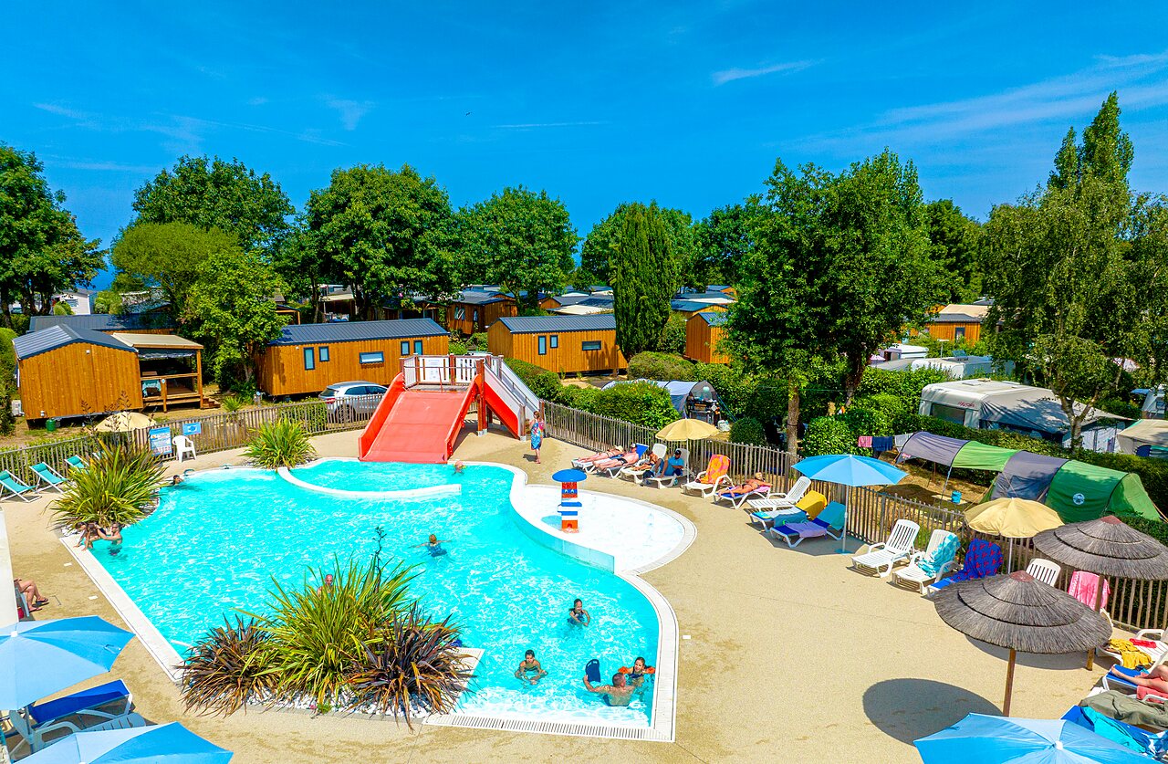 Buitenzwembad, waterglijbaan en stacaravans op camping CLICOCHIC Bellevue, Erquy.