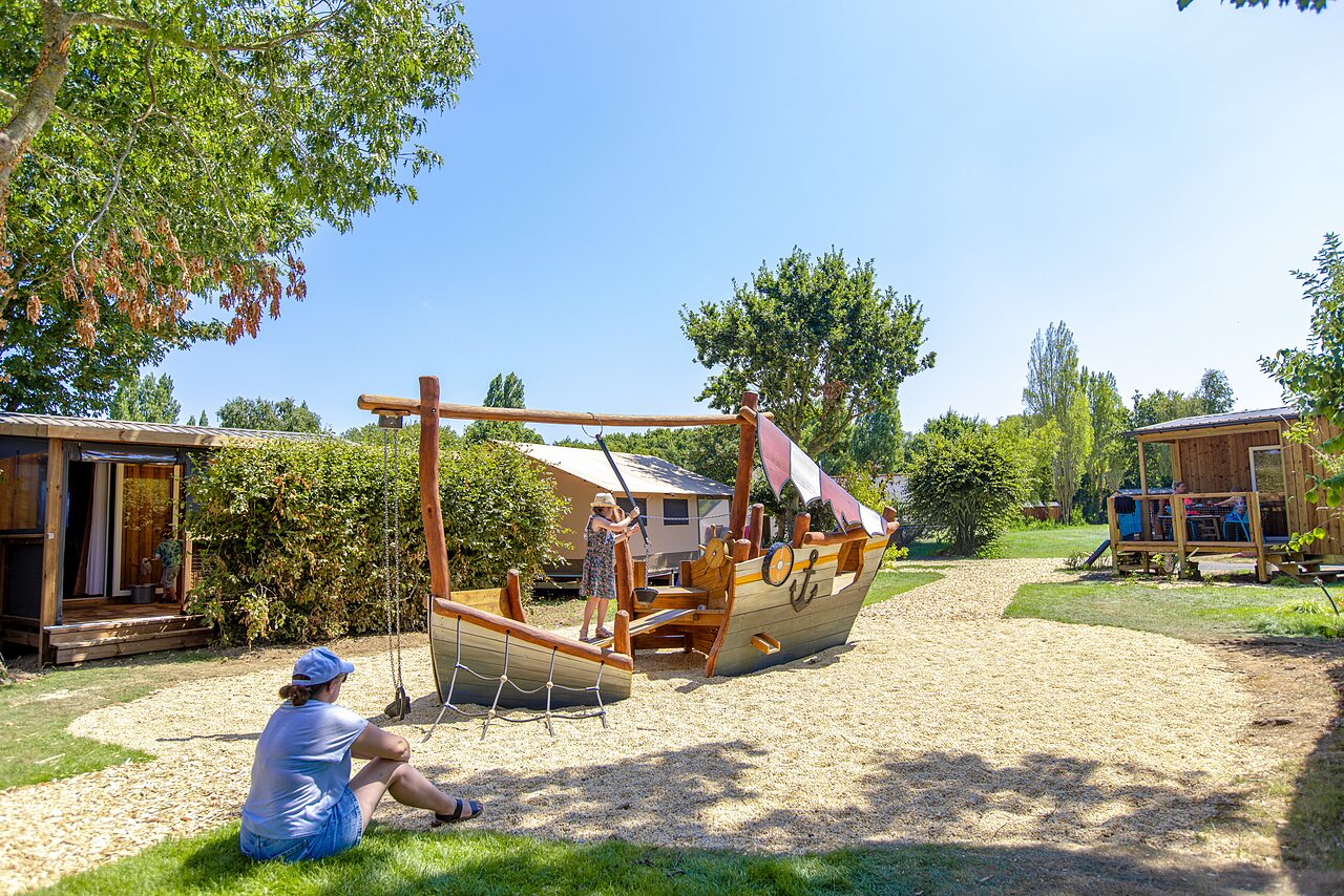 Speeltuin piratenschip voor kinderen op camping CLICOCHIC Bellevue d'Erquy.