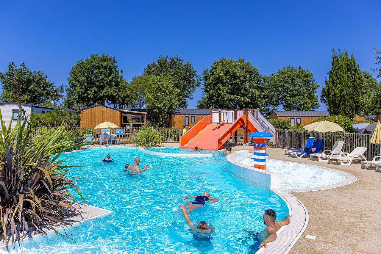 Buitenzwembad, waterglijbaan en waterspellen op camping CLICOCHIC Bellevue d'Erquy (22).