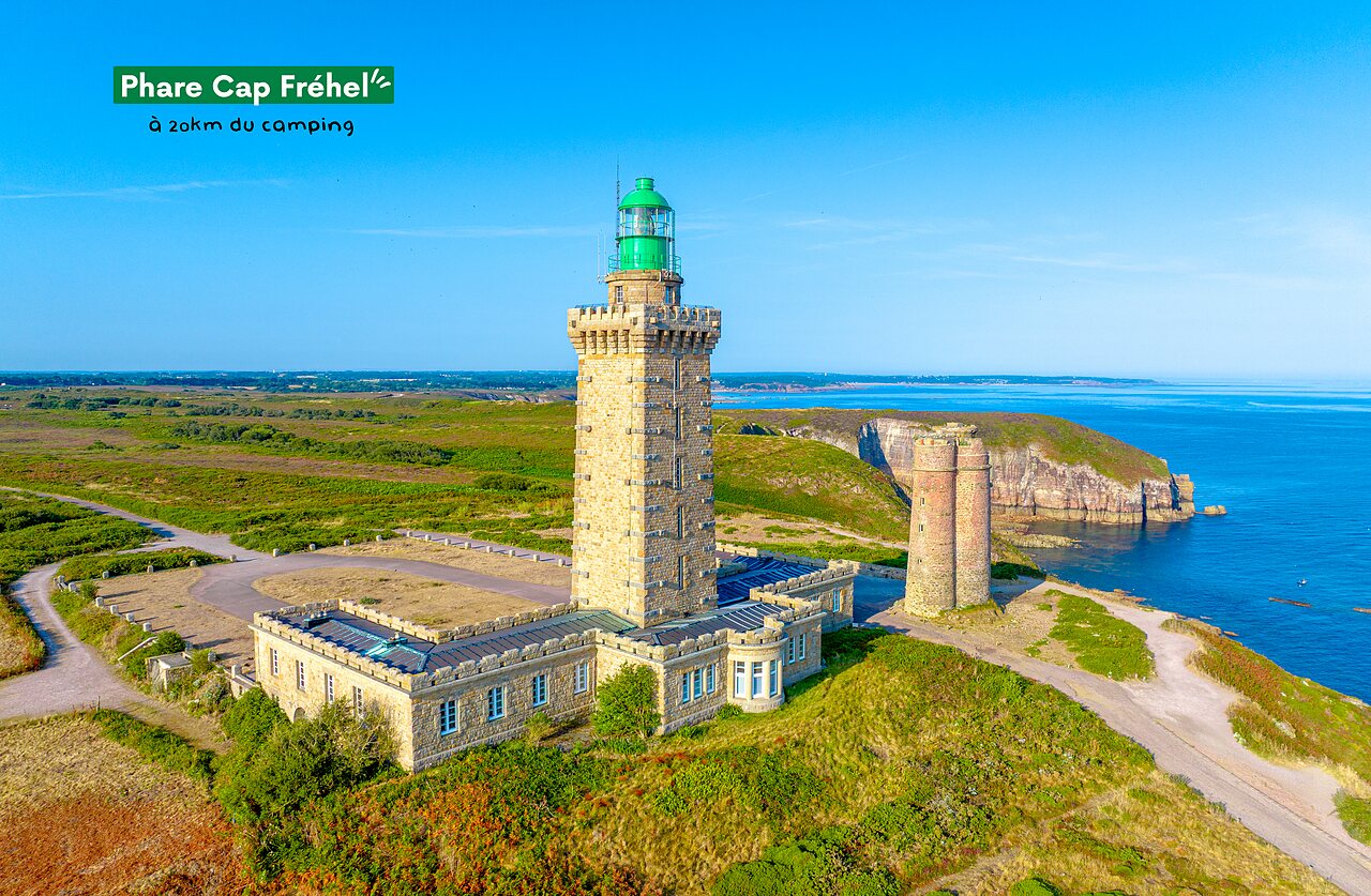 Phare Cap Fr�hel historique sur les falaises bretonnes, lieu � visiter pr�s d'Erquy.