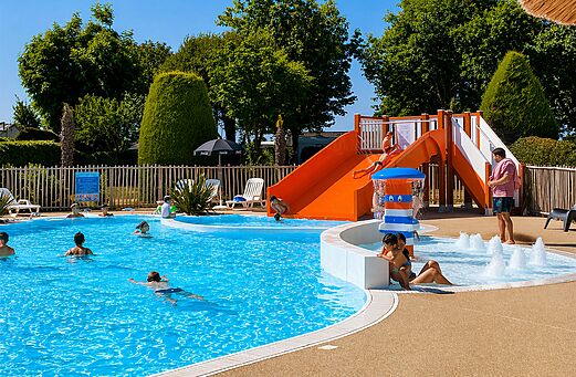 Buitenzwembad, glijbaan en peuterbad op camping CLICOCHIC Bellevue d'Erquy.