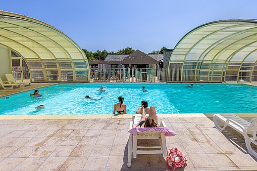 Overdekt buitenzwembad met zwemmers op camping CLICOCHIC Bellevue d'Erquy (22).