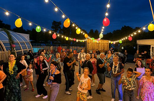 Geanimeerde dansavond op camping CLICOCHIC Bellevue d'Erquy, Erquy (22).