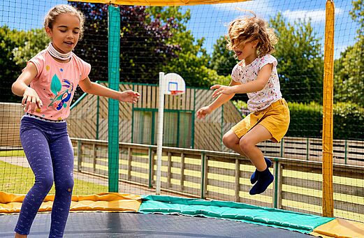 Kinderen springen op veilige trampoline op camping CLICOCHIC Bellevue d'Erquy (22).