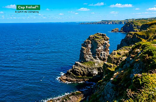 Rotsachtige kliffen en blauwe zee van Cap Fr�hel, een plek in Bretagne.