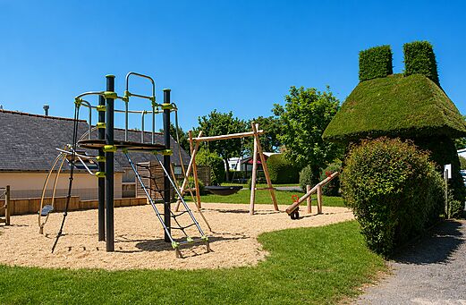 Kinderspeeltuin met schommels en glijbaan op camping CLICOCHIC Bellevue.