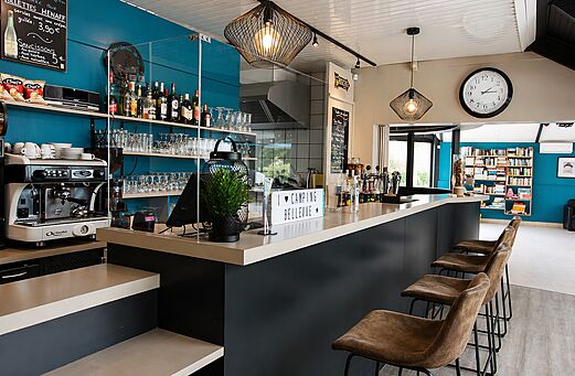 Moderne bar, toonbank, koffiezetapparaat en krukken op camping CLICOCHIC Bellevue.