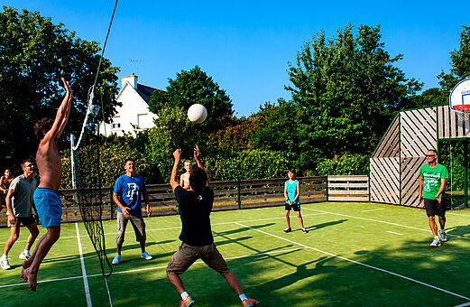 Volleybalwedstrijd op multisportterrein op camping CLICOCHIC Bellevue d'Erquy in Erquy (22).