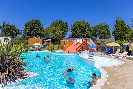 Buitenzwembad, waterglijbaan en waterspellen op camping CLICOCHIC Bellevue d'Erquy (22).