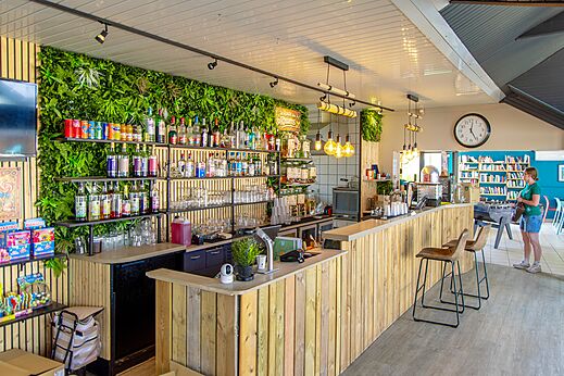 Moderne bar, houten toonbank, dranken op camping CLICOCHIC Bellevue d'Erquy (22).