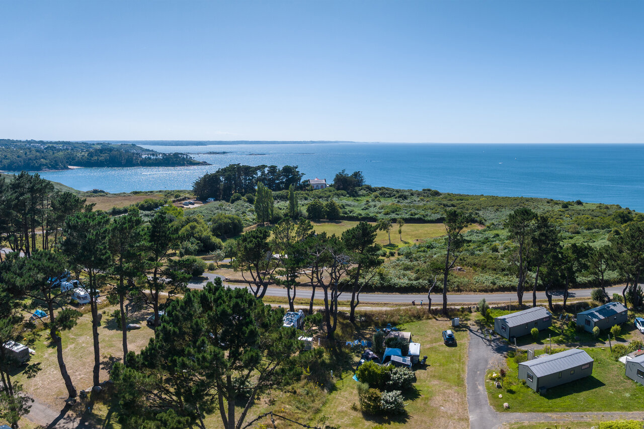Panoramisch luchtfoto van de camping, zee, stacaravans en staanplaatsen op camping CLICOCHIC Les plages de Beg L�guer � Lannion (22).