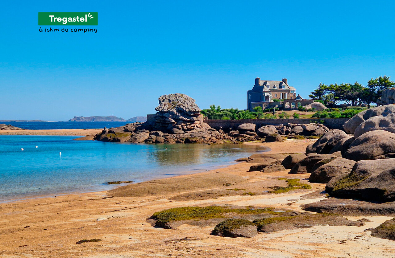 Roze zandstrand, granieten rotsen in Tr�gastel, Roze Granietkust, Bretagne.