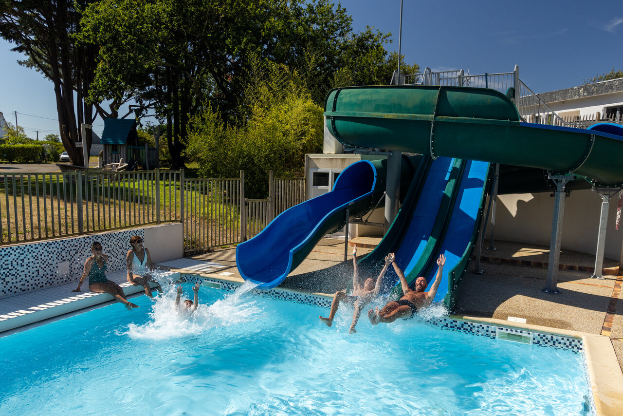 Waterglijbanen en buitenzwembad op camping CLICOCHIC Les plages de Beg L�guer in Lannion (22).