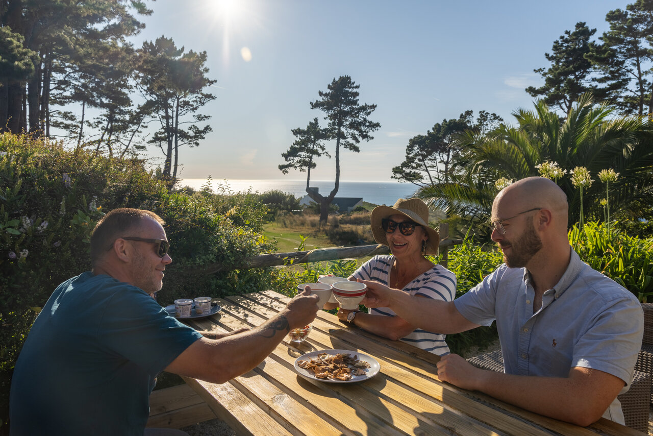 Zonnige buitenbar, zeezicht, op camping CLICOCHIC Les plages de Beg L�guer in Lannion (22).