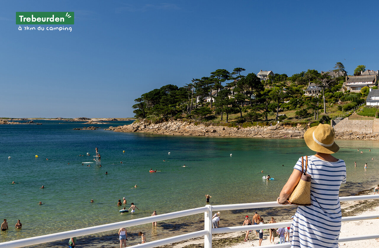 Strand van Trebeurden in Bretagne, ideale plek om te zwemmen en watersporten.