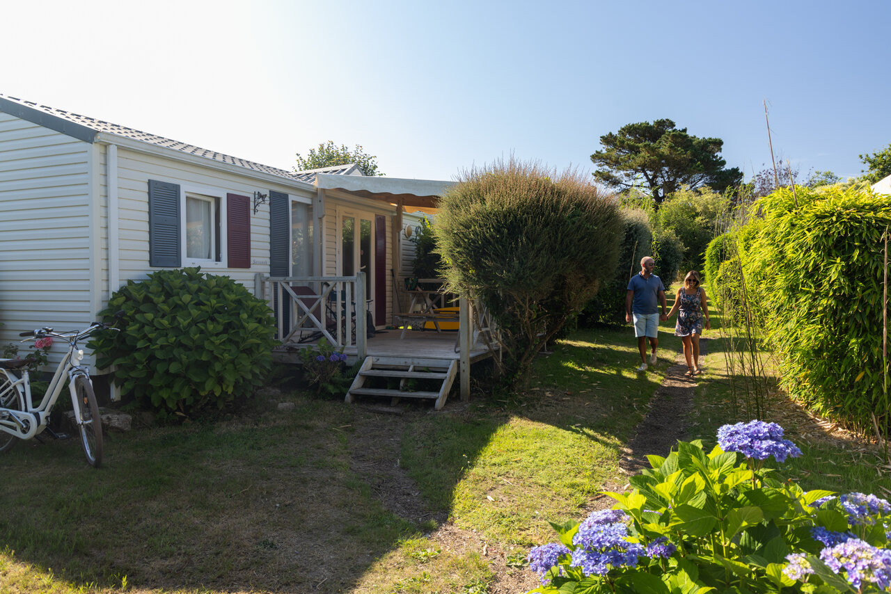 Stacaravan, stel in tuin op camping CLICOCHIC in Lannion (22).