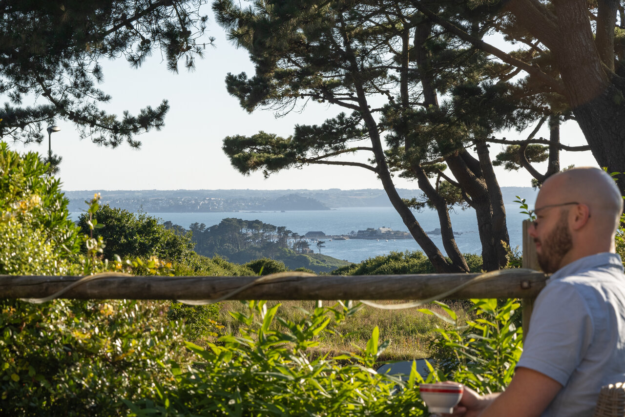 Panoramisch uitzicht zee, kust, bomen, op camping CLICOCHIC in Lannion.