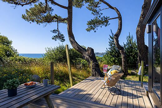 Terras van stacaravan met zeezicht op camping CLICOCHIC Les plages de Beg L�guer.