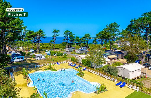 Buitenzwembad met zwemmers en stoelen op camping CLICOCHIC in Lannion (22).