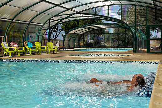 Overdekt zwembad met jacuzzi op camping CLICOCHIC Lannion.