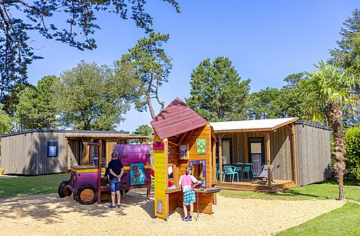 Mascotte besproeit moestuin op camping CLICOCHIC Les plages de Beg L�guer in Lannion (22).
