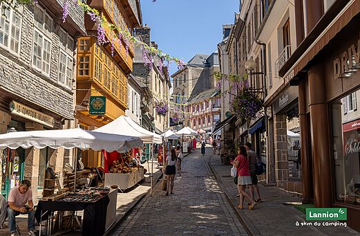 Levendige winkelstraat met ambachtelijke markt in het oude centrum van Lannion, Bretagne.