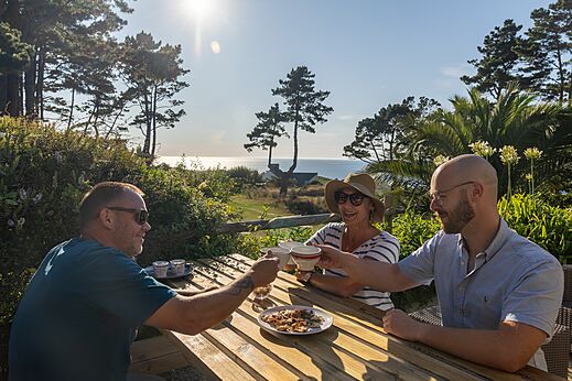 Maaltijd op terras zeezicht op camping CLICOCHIC in Lannion (22).