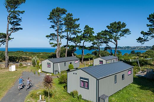 Moderne stacaravans, zeezicht, op camping CLICOCHIC Les plages de Beg L�guer � Lannion (22).