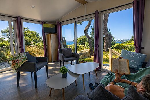 Moderne Mobil-home woonkamer met zeezicht op camping CLICOCHIC Les plages de Beg L�guer � Lannion (22).