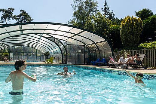 Overdekt en openlucht zwembad voor gezinnen op camping CLICOCHIC Les plages de Beg L�guer in Lannion (22).