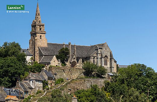 Historisch centrum van Lannion met kerk en typische huizen in Bretagne.