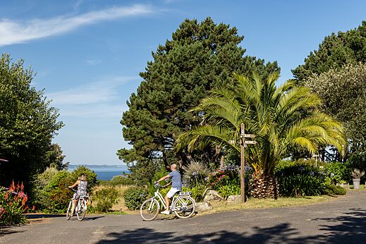 Fietsers op groen pad met zeezicht op camping CLICOCHIC Les plages de Beg L�guer in Lannion (22).