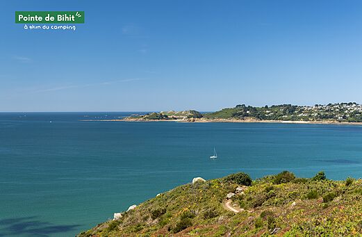 Pointe de Bihit, kustlandschap met zee en pad, nabij Lannion in Bretagne.
