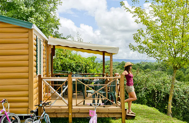 Stacaravan, terras, groen uitzicht op camping CLICOCHIC Les Secrets de Padirac in Padirac (46).