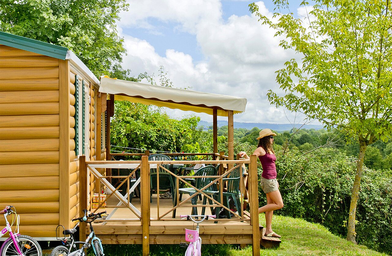 Stacaravan, terras, groen uitzicht op camping CLICOCHIC Les Secrets de Padirac in Padirac (46).