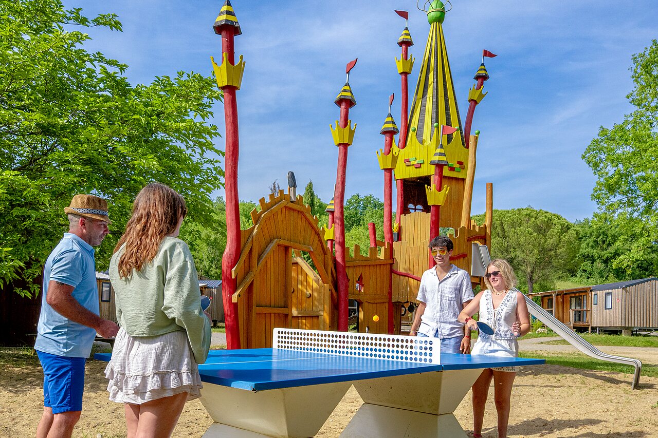 Speeltuin, tafeltennis op camping CLICOCHIC Les Secrets de Padirac.
