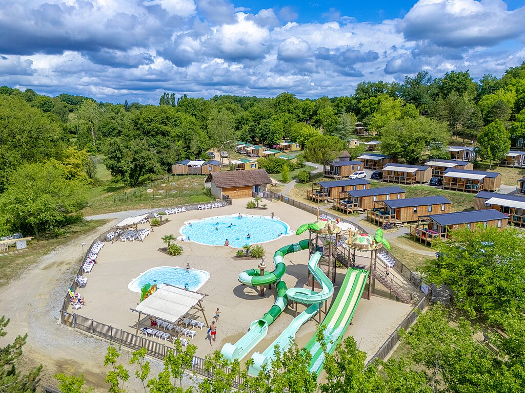 Waterpark, glijbanen en Mobil-homes op camping CLICOCHIC Les Secrets de Padirac in Padirac.