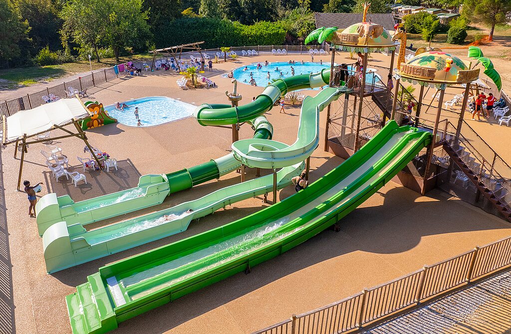 Waterglijbanen, waterspellen en zwembaden op camping CLICOCHIC Les Secrets de Padirac.