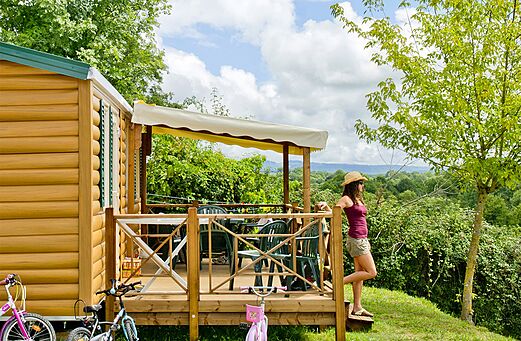 Stacaravan met terras, groen uitzicht op camping CLICOCHIC Les Secrets de Padirac.