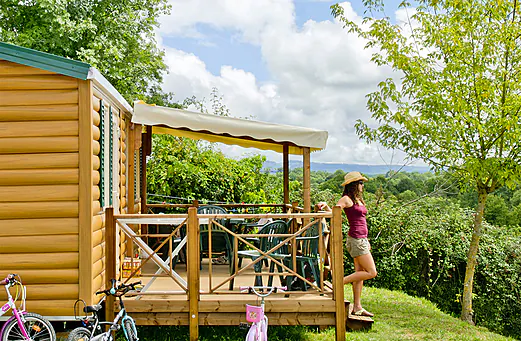 Stacaravan terras op camping CLICOCHIC Les Secrets de Padirac in Padirac.