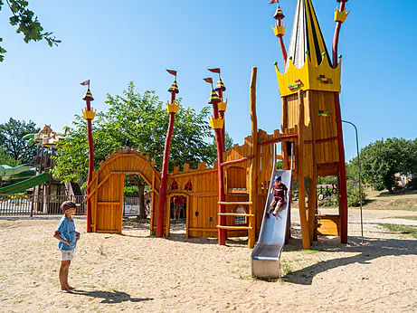 Houten kasteel speeltuin, glijbaan, kinderen op camping CLICOCHIC in Padirac.