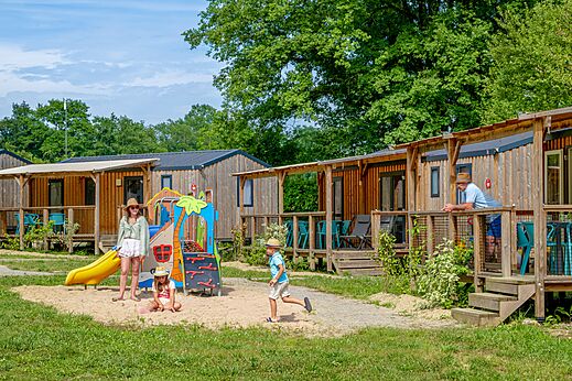 Houten stacaravans en speeltuin op camping CLICOCHIC Les Secrets de Padirac (46).