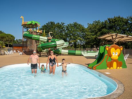 Zwembad en waterglijbanen voor familie op camping CLICOCHIC Les Secrets de Padirac (46).