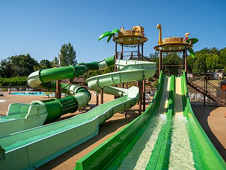 Waterglijbanen en buitenzwembad op camping CLICOCHIC Les Secrets de Padirac (46).