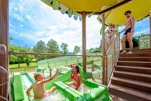 Waterglijbanen en waterspeeltuin op camping CLICOCHIC Les Secrets de Padirac.