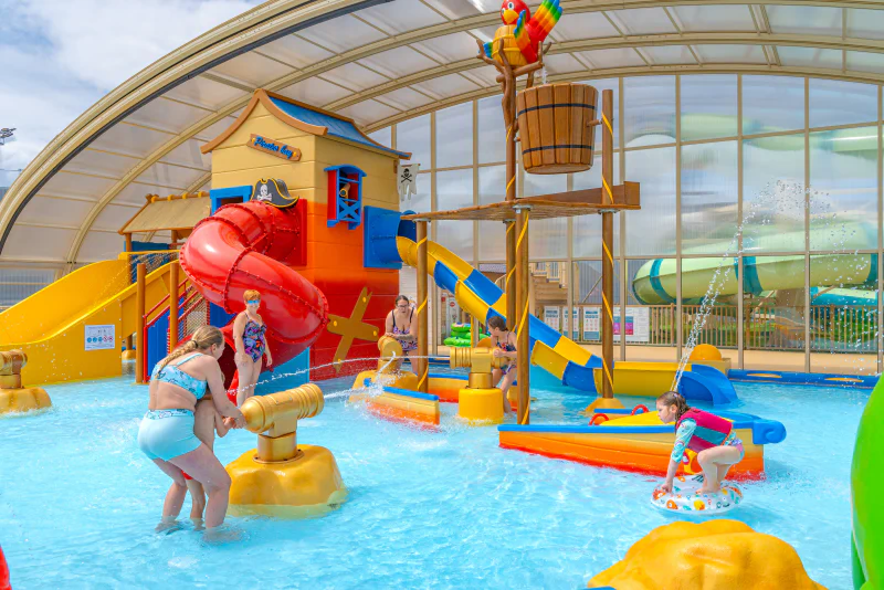 Overdekt waterpark, glijbanen en waterspellen op camping VAGUES OCEANES Licorne in Duinkerke.