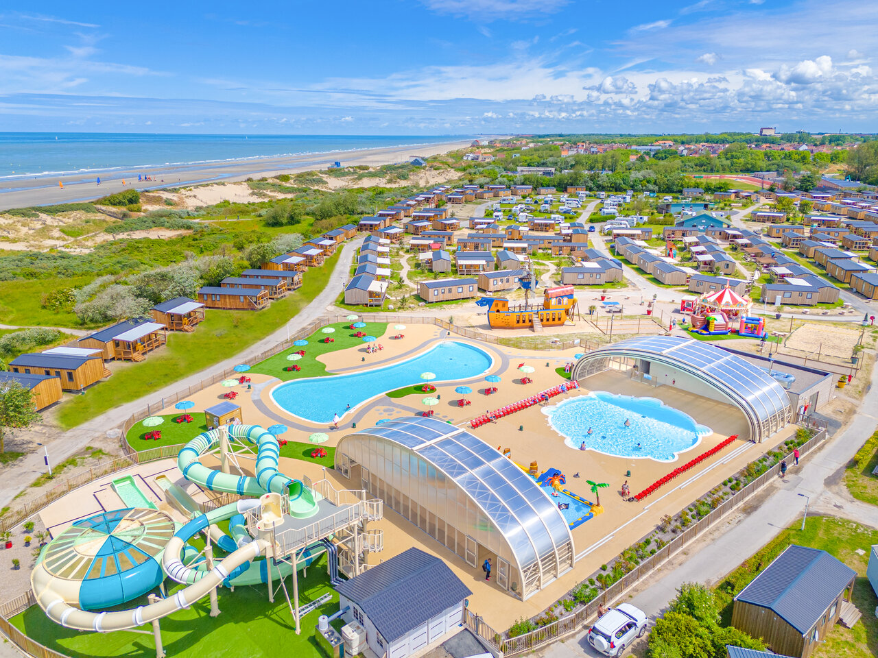 Waterpark met glijbanen, zwembaden en stacaravans op camping VAGUES OCEANES Licorne in Duinkerke (59).