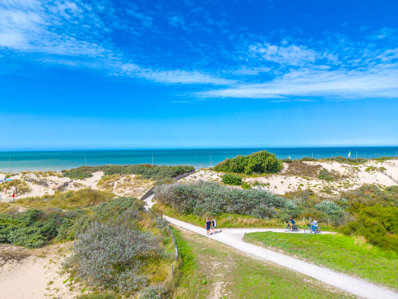 Zandstrand, duinen en fietspad bij camping VAGUES OCEANES Licorne in Duinkerke (59).