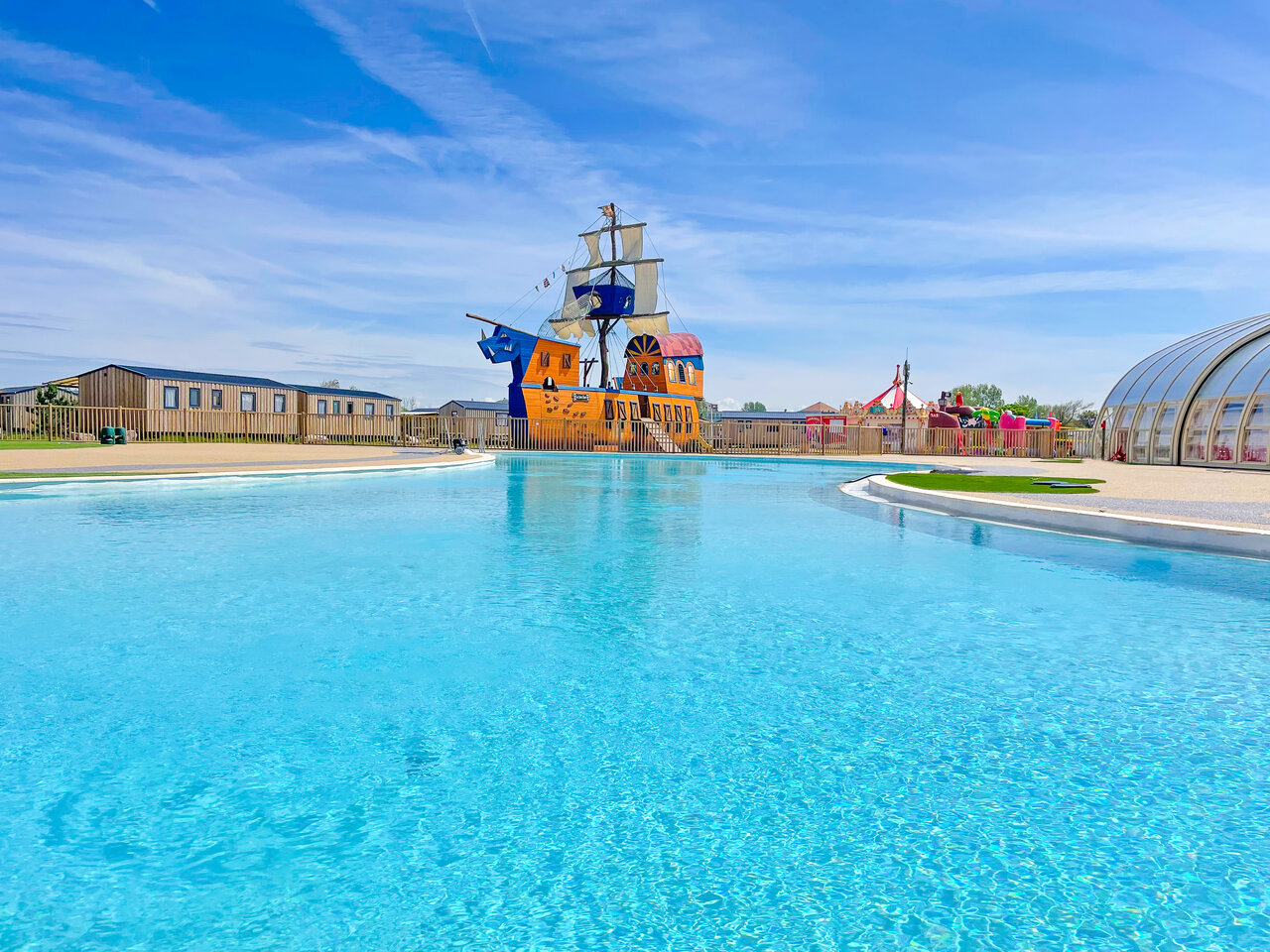 Buitenzwembad, piratenschip, accommodaties op camping VAGUES OCEANES Licorne in Duinkerke (59).