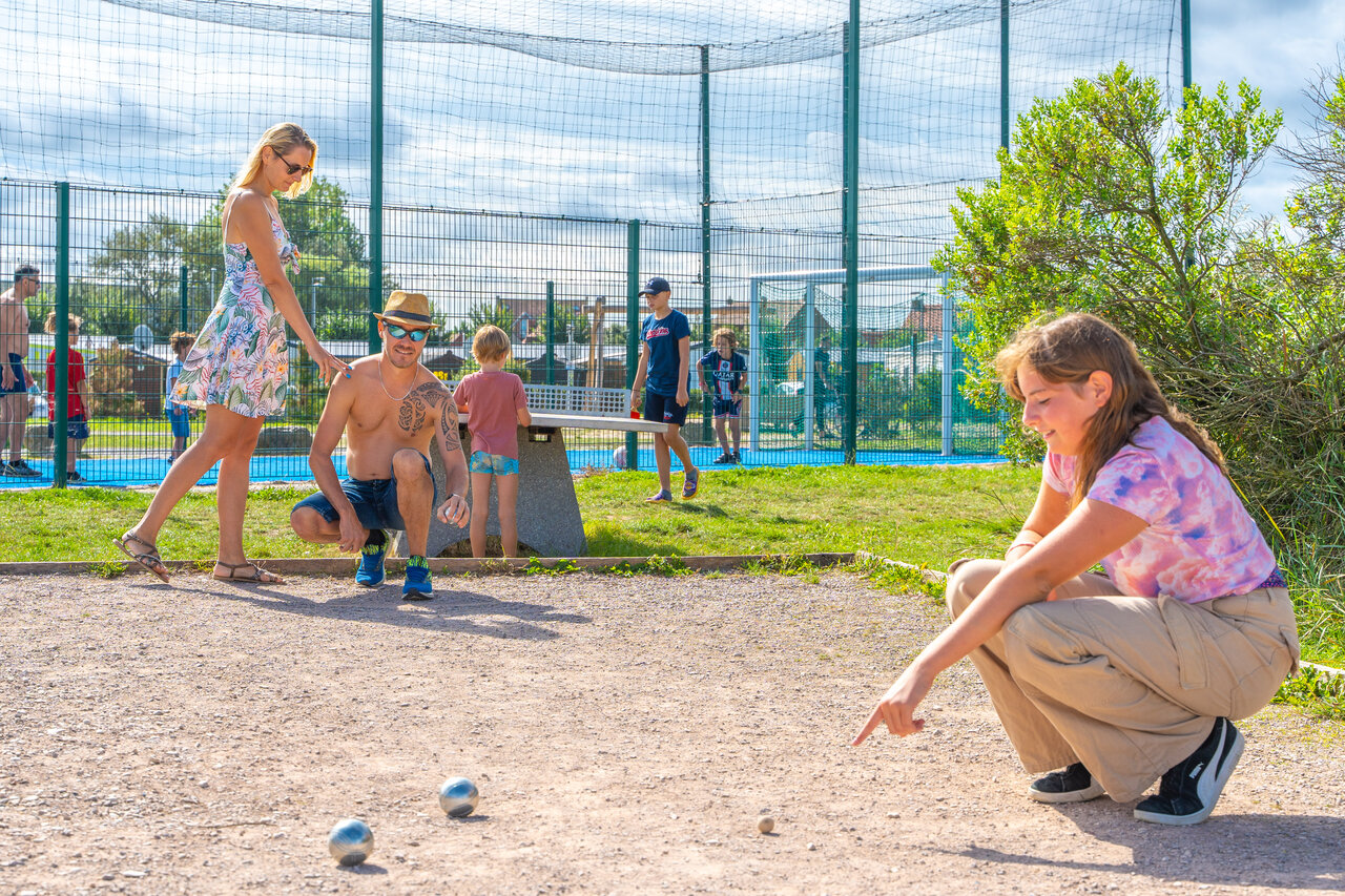 Jeu de boules en familie op camping VAGUES OCEANES Licorne in Duinkerke.